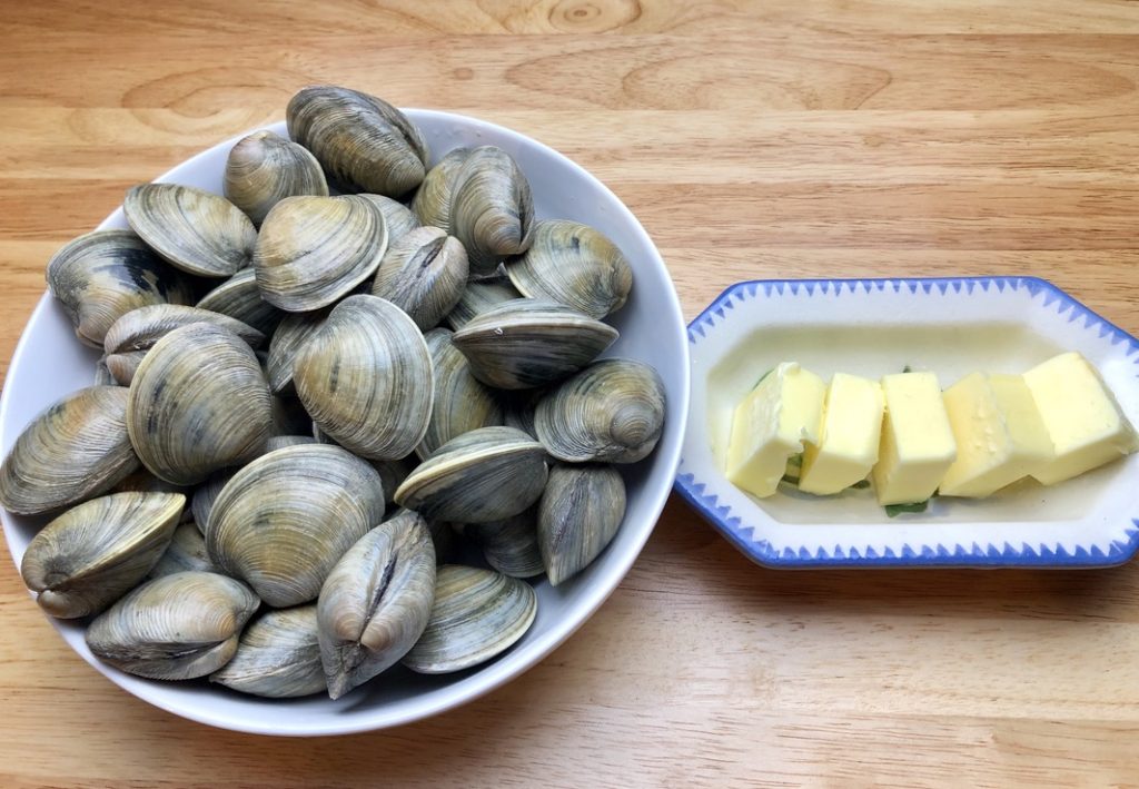 littleneck clams and butter slices