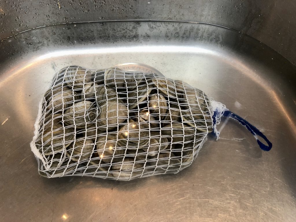 bag of raw little neck clams
