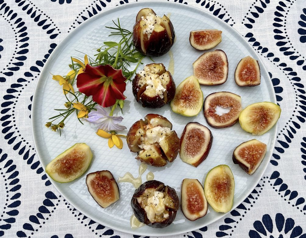 Fresh Figs with Goat Cheese, Honey and Cracked Pepper