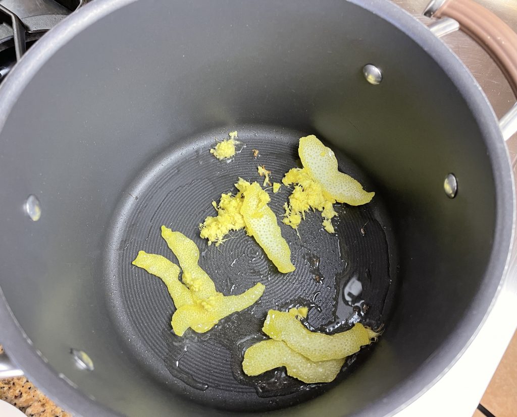 place lemongrass or lemon peel and ginger in the heated pot until fragrant, 1 minute