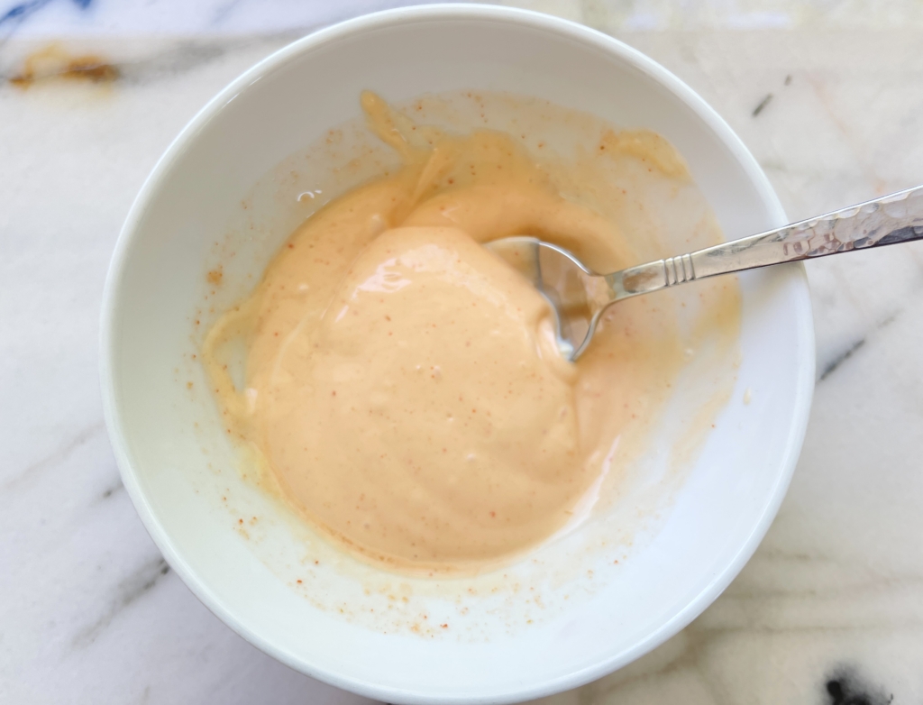 Combine the mayo, sriracha and lemon and mix well. Set aside.